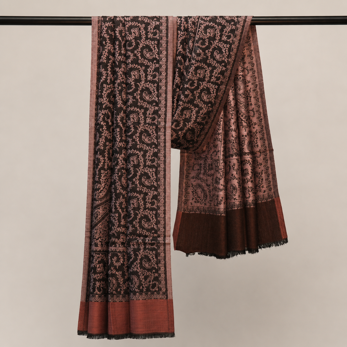Modal fine sozni stole