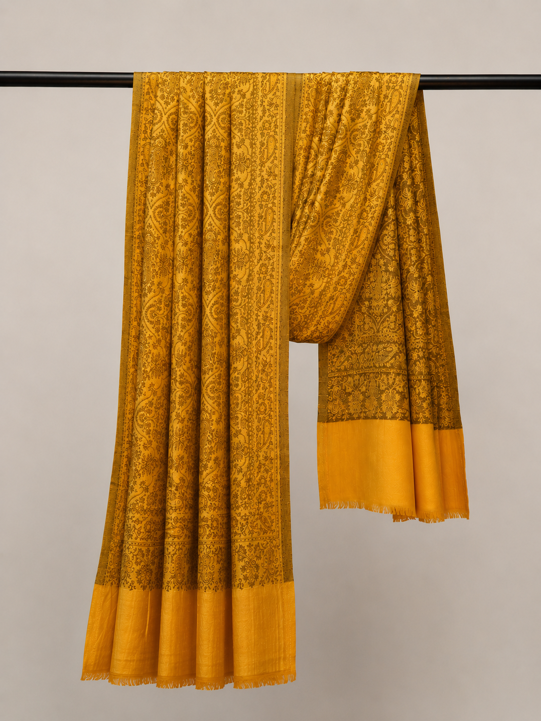 Modal fine sozni stole